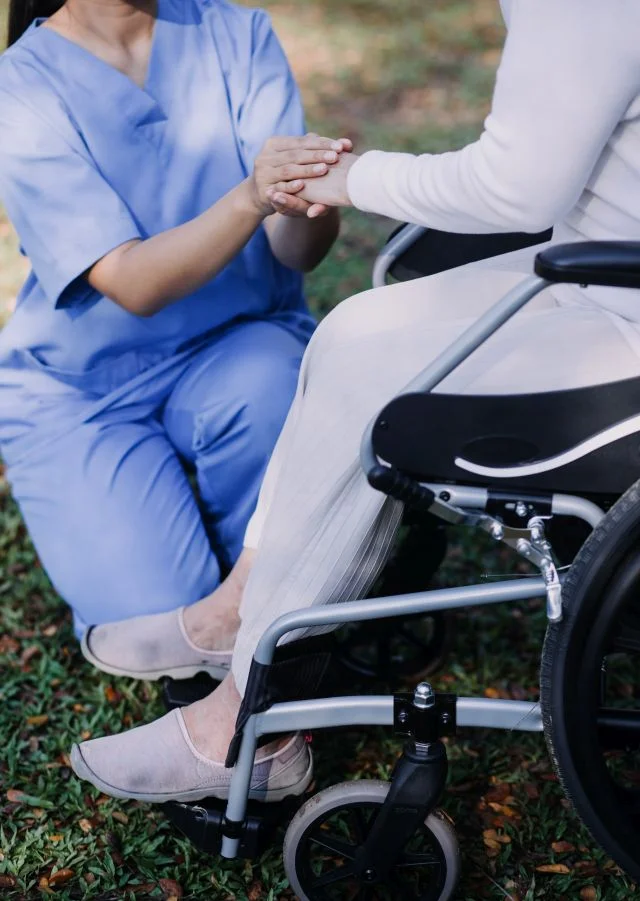 DIS24 Intensivpflage GmbH - Frau kümmert sich um einen alten Mann