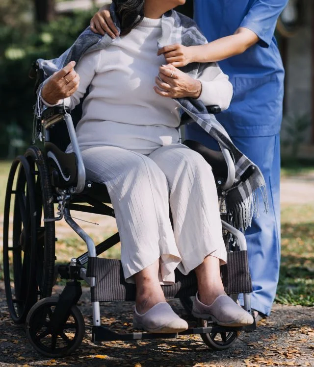 DIS24 Intensivpflege GmbH – Pflegekraft kümmert sich um eine ältere Dame