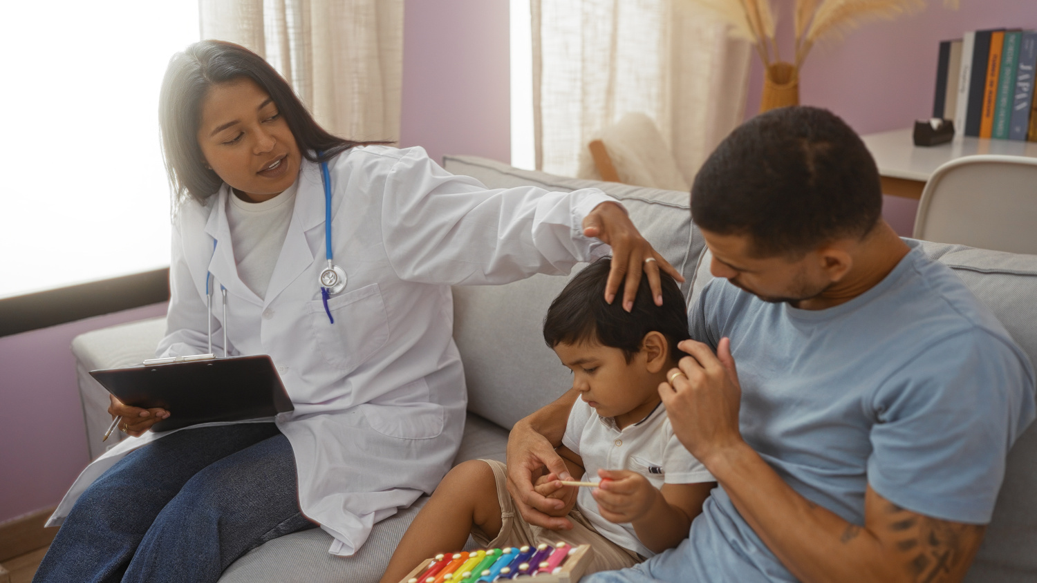 DIS24 Intensivpflage GmbH – Frau kümmert sich um einen alten Mann